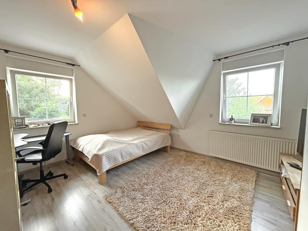 Gepflegte Doppelhaushälfte mit großer Doppelgarage in grüner Umgebung - Foto 3