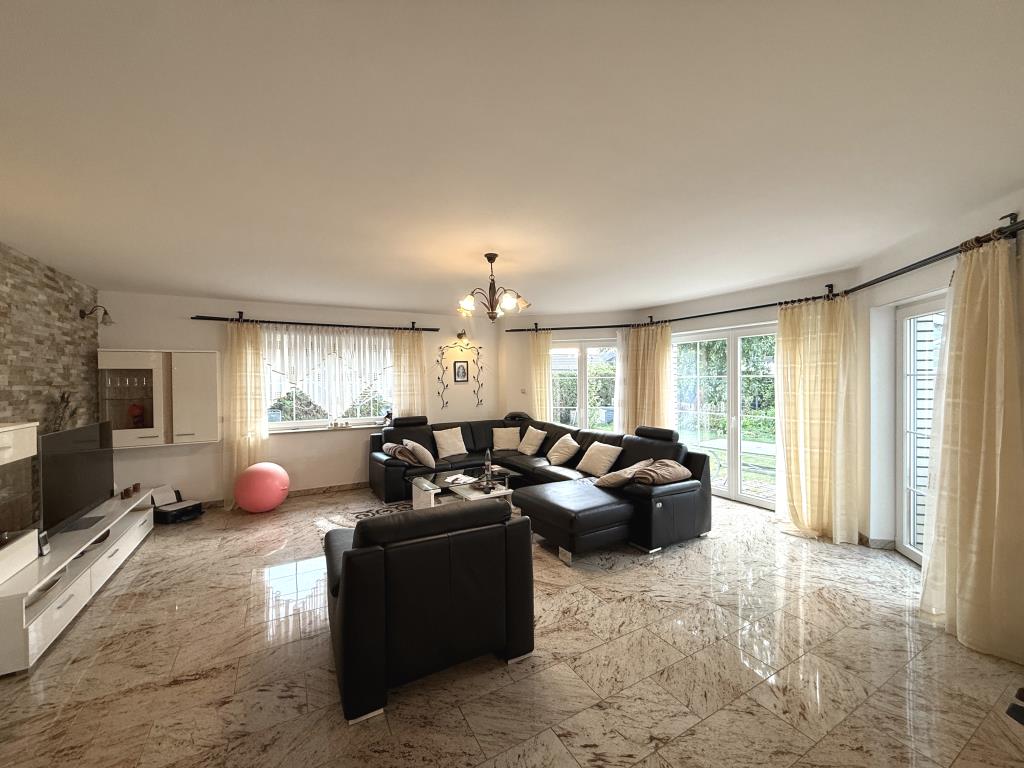 Gepflegte Doppelhaushälfte mit großer Doppelgarage in grüner Umgebung - Foto 1